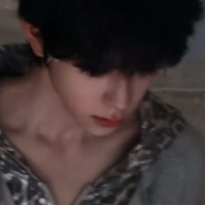 算了吧 像我这种人就算把纯真写脸上 你也会从右边开始读起