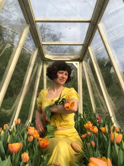 Roka是一名花艺师，也是一名船居者。