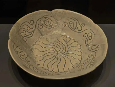 五代 青釉划花卷草纹盘
耀州窑博物馆藏
