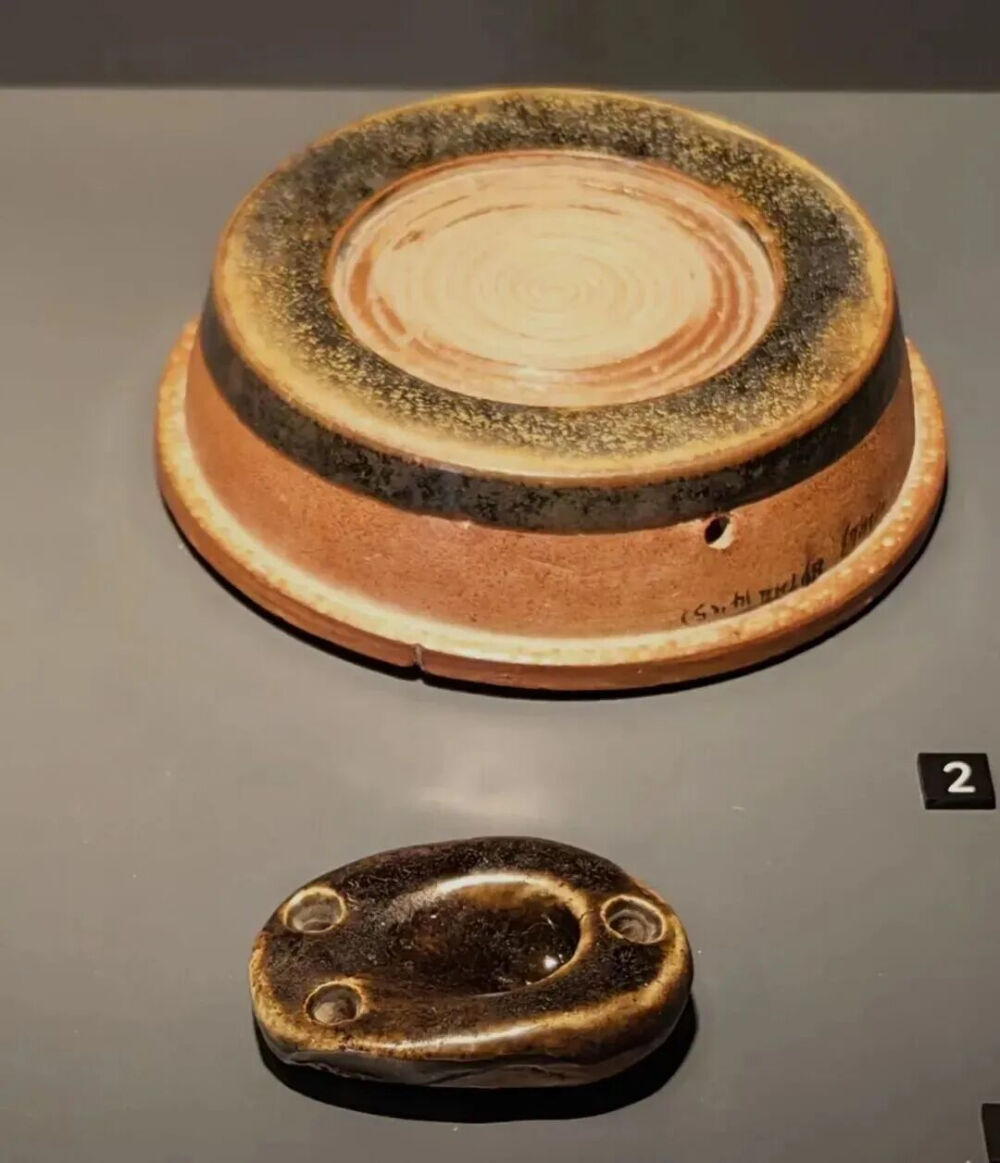 唐代制瓷工具：上为黑釉盘头，下为黑釉轮盘拨动器