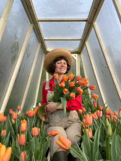 Roka是一名花艺师，也是一名船居者。