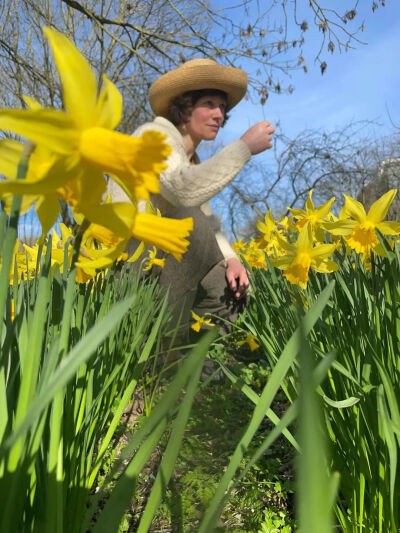 Roka是一名花艺师，也是一名船居者。