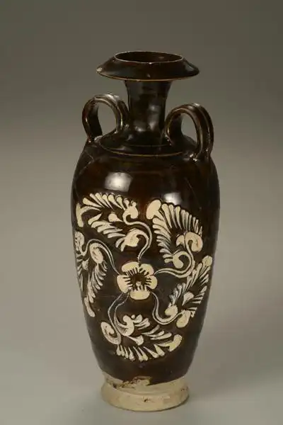 唐代 黑釉剔花填白彩双系瓶
耀州窑博物馆藏
