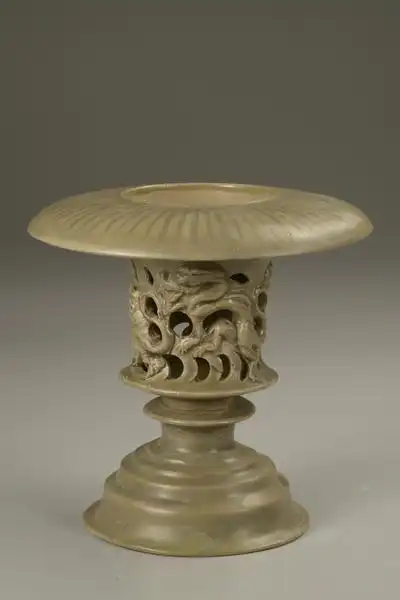 北宋 青釉镂孔龙纹复层式熏炉 
1994年陕西省铜川市黄堡耀州窑遗址出土
耀州窑博物馆藏
