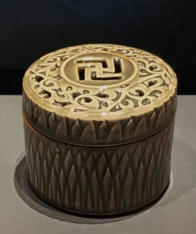 北宋 青釉“卍”字镂空盒式香薰