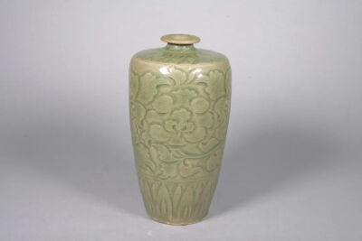 北宋 耀州窑缠枝牡丹折肩梅瓶
观复博物馆藏
