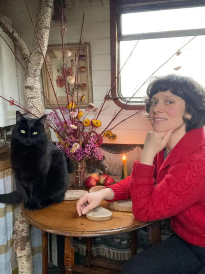 Roka是一名花艺师，也是一名船居者。