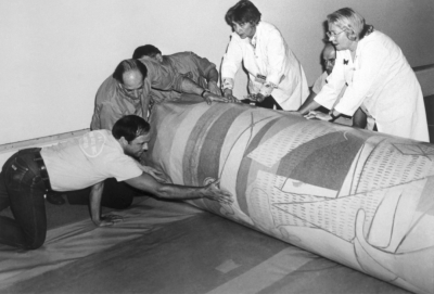 1981 年，毕加索的《格尔尼卡》在纽约现代艺术博物馆被打包运往西班牙。照片：Bettmann / Getty Images。
