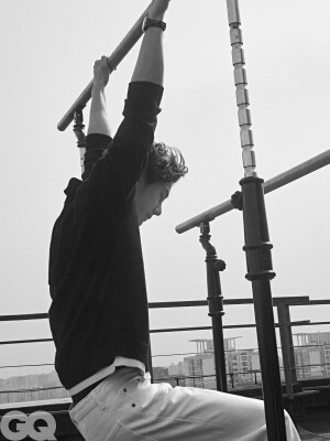 GQofficial：
大风与梦境。
@王一博·YIBO 
#GQ四月王一博封面# 
#GQ王一博登高大片# 