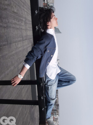 GQofficial：
大风与梦境。
@王一博·YIBO 
#GQ四月王一博封面# 
#GQ王一博登高大片# 