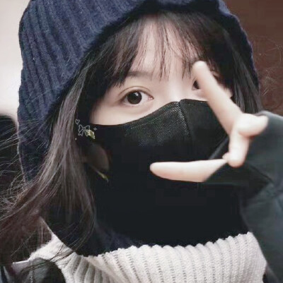 黑口罩比耶三连