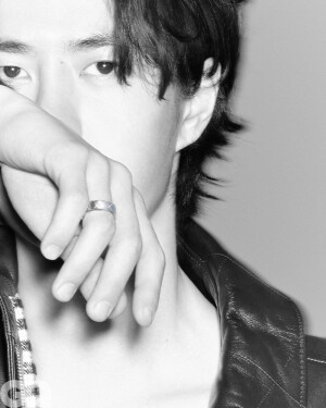 GQofficial：
大风中攀登。
@王一博·YIBO 
#GQ四月王一博封面# 
#GQ王一博登高大片#