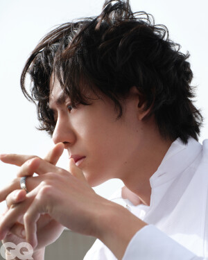 GQofficial：
大风与梦境。
@王一博·YIBO 
#GQ四月王一博封面# 
#GQ王一博登高大片# 