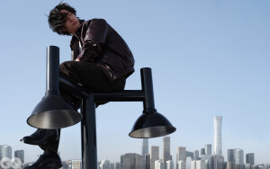 GQofficial：
大风与梦境。
@王一博·YIBO 
#GQ四月王一博封面# 
#GQ王一博登高大片# 