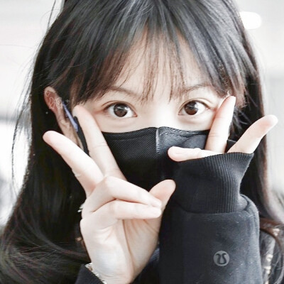 黑口罩比耶三连