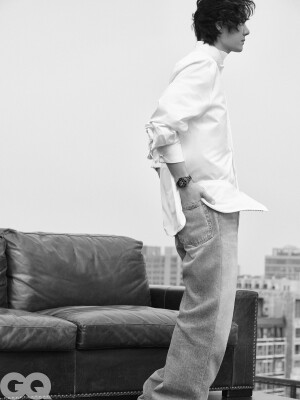 GQofficial：
大风与梦境。
@王一博·YIBO 
#GQ四月王一博封面# 
#GQ王一博登高大片# 