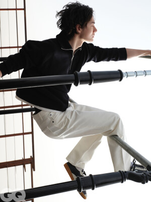 GQofficial：
大风中攀登。
@王一博·YIBO 
#GQ四月王一博封面# 
#GQ王一博登高大片#