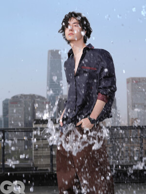 GQofficial：
大风中攀登。
@王一博·YIBO 
#GQ四月王一博封面# 
#GQ王一博登高大片#