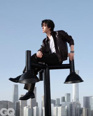 GQofficial：
大风与梦境。
@王一博·YIBO 
#GQ四月王一博封面# 
#GQ王一博登高大片# 