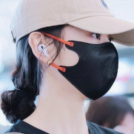 因为要凑头像，所以我的相册现在被黑口罩包围了……