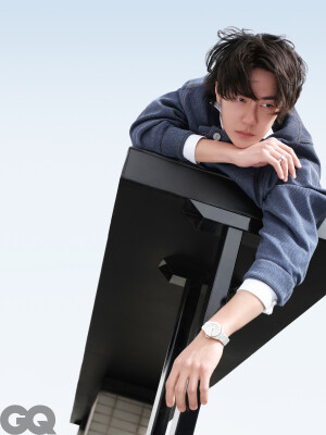 GQofficial：
大风与梦境。
@王一博·YIBO 
#GQ四月王一博封面# 
#GQ王一博登高大片# 