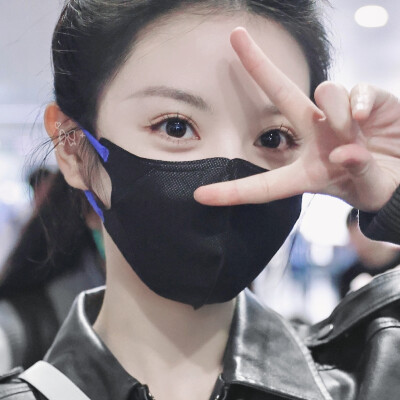 黑口罩比耶三连