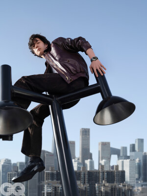 GQofficial：
大风与梦境。
@王一博·YIBO 
#GQ四月王一博封面# 
#GQ王一博登高大片# 