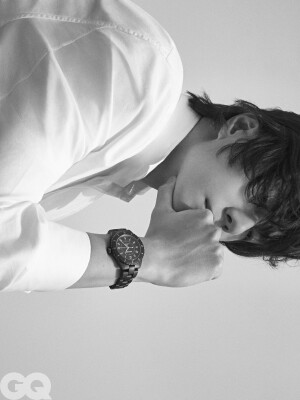 GQofficial：
大风与梦境。
@王一博·YIBO 
#GQ四月王一博封面# 
#GQ王一博登高大片# 