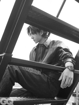 GQofficial：
大风与梦境。
@王一博·YIBO 
#GQ四月王一博封面# 
#GQ王一博登高大片# 