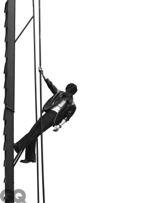 GQofficial：
大风中攀登。
@王一博·YIBO 
#GQ四月王一博封面# 
#GQ王一博登高大片#