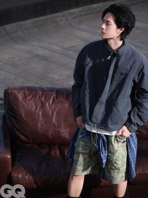 GQofficial：
大风与梦境。
@王一博·YIBO 
#GQ四月王一博封面# 
#GQ王一博登高大片# 