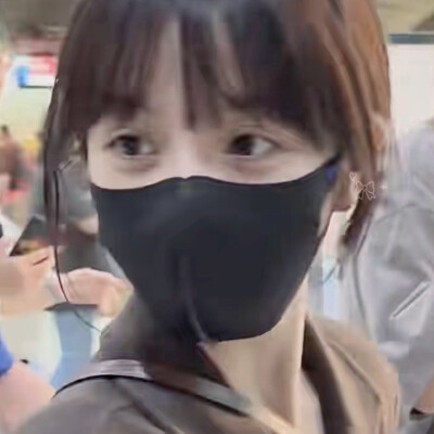 因为要凑头像，所以我的相册现在被黑口罩包围了……