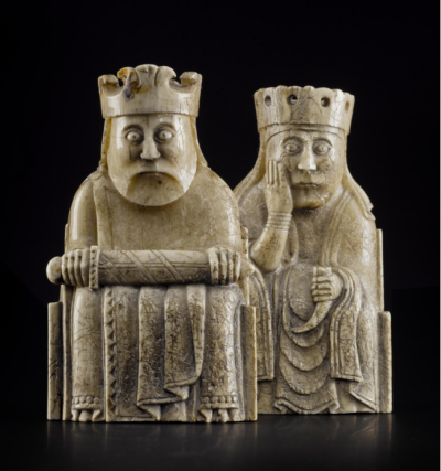 ▲[英] 刘易斯岛象棋棋子“王与后”，12世纪，海象牙雕刻
英国伦敦 大英博物馆藏
