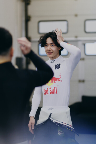 YIBO-OFFICIAL：
#85RACING#
「试车日 DAY 1」
赛道隐现，破雨而行，水花与光影相叠，守住自己的节奏。@王一博·YIBO
今日第一节试车结束，静候正赛！