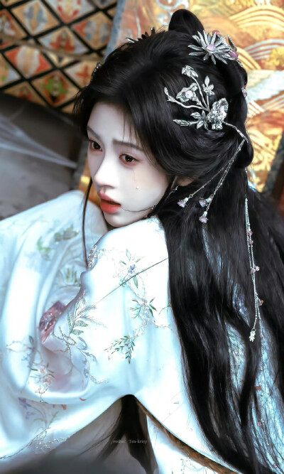 - 鞠婧祎 / 露芜衣 。