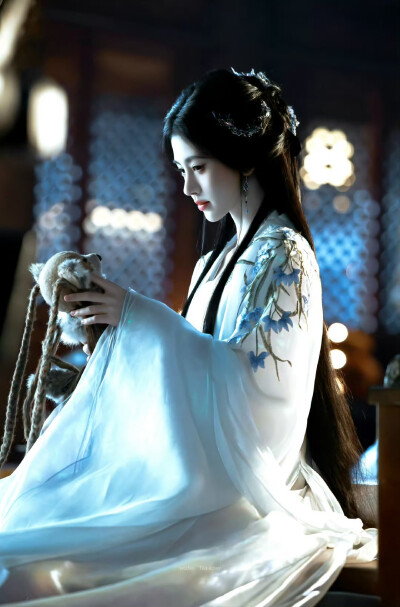 - 鞠婧祎 / 露芜衣 。