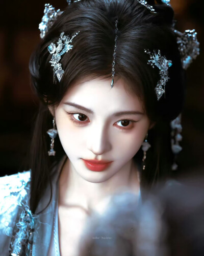 - 鞠婧祎 / 露芜衣 。