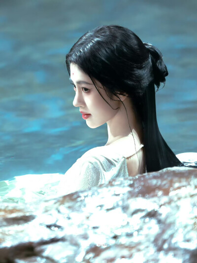 - 鞠婧祎 / 露芜衣 。