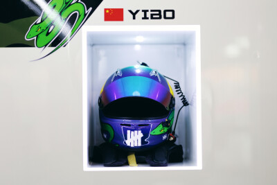 YIBO-OFFICIAL：
#85RACING#
「试车日 DAY 1」
赛道隐现，破雨而行，水花与光影相叠，守住自己的节奏。@王一博·YIBO
今日第一节试车结束，静候正赛！