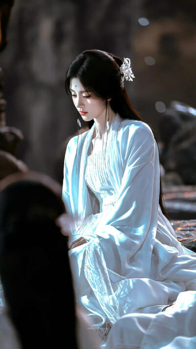 - 鞠婧祎 / 露芜衣 。