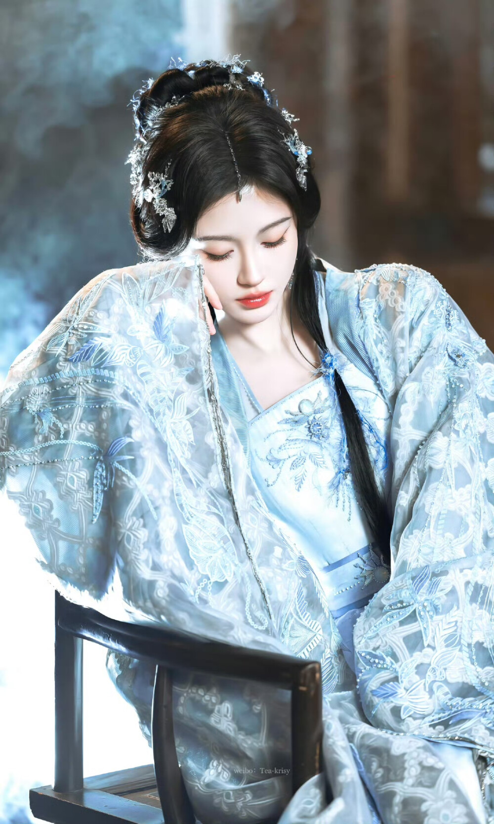- 鞠婧祎 / 露芜衣 。