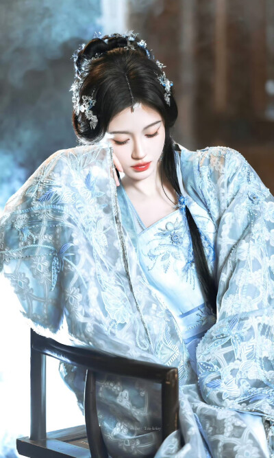 - 鞠婧祎 / 露芜衣 。