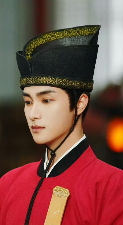 高鹤元《白日提灯》方先野