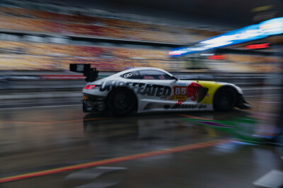 YIBO-OFFICIAL：
#85RACING#
「试车日 DAY 1」
赛道隐现，破雨而行，水花与光影相叠，守住自己的节奏。@王一博·YIBO
今日第一节试车结束，静候正赛！