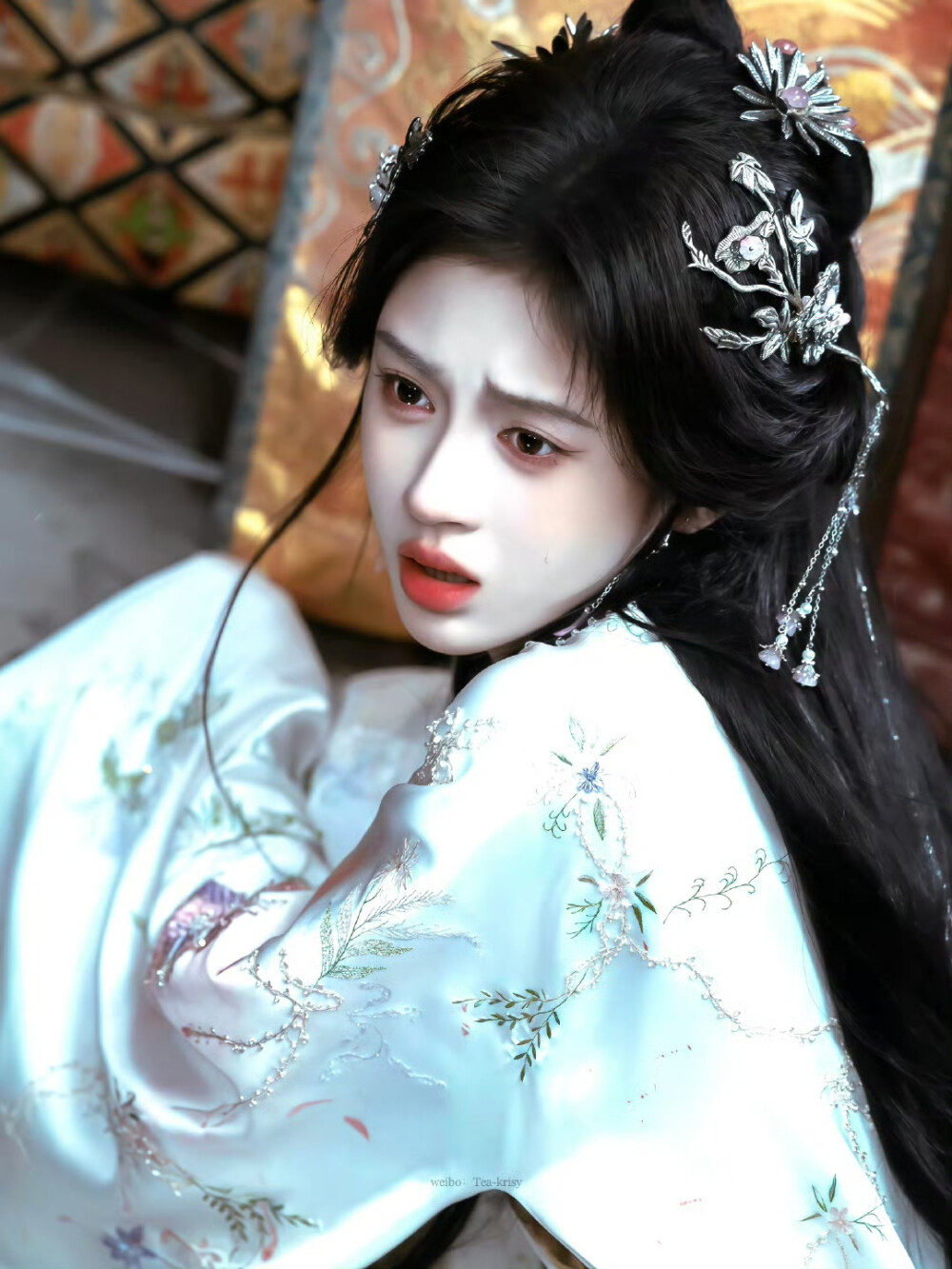 - 鞠婧祎 / 露芜衣 。