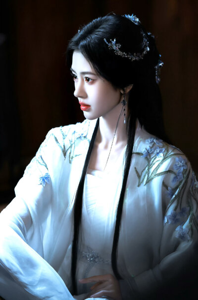 - 鞠婧祎 / 露芜衣 。