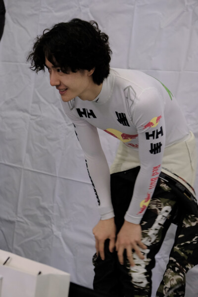 YIBO-OFFICIAL：
#85RACING#
「试车日 DAY 1」
赛道隐现，破雨而行，水花与光影相叠，守住自己的节奏。@王一博·YIBO
今日第一节试车结束，静候正赛！