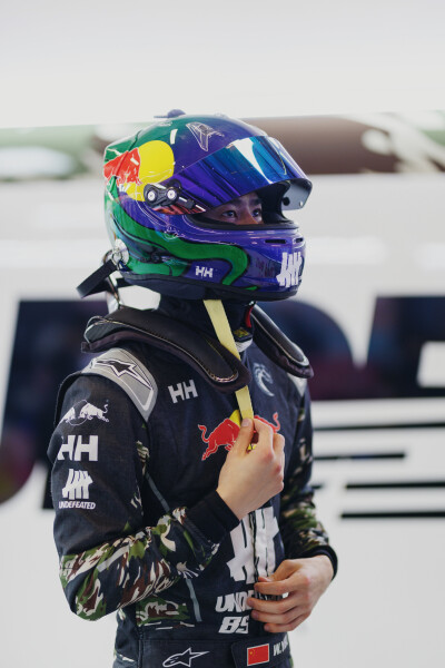 YIBO-OFFICIAL：
#85RACING#
「试车日 DAY 1」
赛道隐现，破雨而行，水花与光影相叠，守住自己的节奏。@王一博·YIBO
今日第一节试车结束，静候正赛！