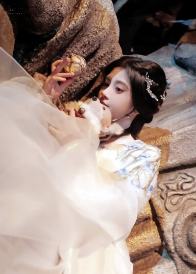 - 鞠婧祎 / 露芜衣 。