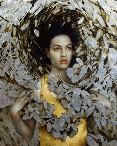 布拉德·昆克尔（Brad Kunkle），1978年出生于宾夕法尼亚州莱海顿。
他以在当代油画中独特地运用金银箔而闻名于世。
他的主题探讨了如何摆脱前几代人的教条、直觉和女性能量的力量，作为在与自然世界共生中寻求启蒙的…